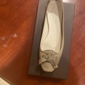 Ellie Tahari flats